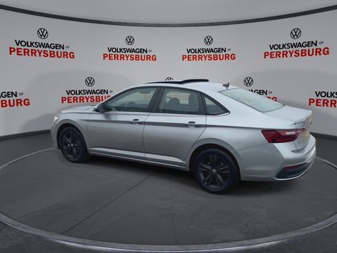 Used 2022 Volkswagen Jetta SE w/ Panoramic Sunroof Package image 6