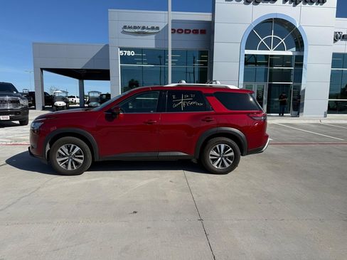 Used 2023 Nissan Pathfinder SL w/ Black Appearance Package image 2