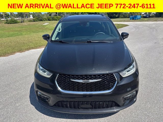 Certified 2022 Chrysler Pacifica Touring-L w/ Uconnect Theater Family Group AWD/4WD image 2