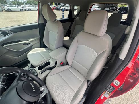 Used 2025 Kia Soul LX w/ LX Technology Package FWD image 34