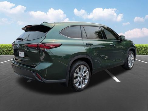 Used 2024 Toyota Highlander Limited AWD/4WD image 5