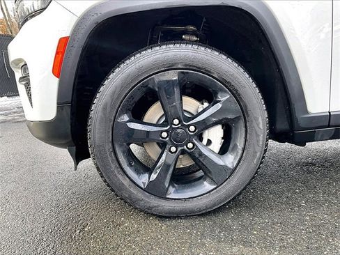 Used 2023 Jeep Grand Cherokee Limited w/ Black Appearance Package image 9