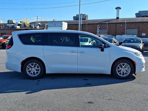 Used 2024 Chrysler Pacifica Touring-L image 7