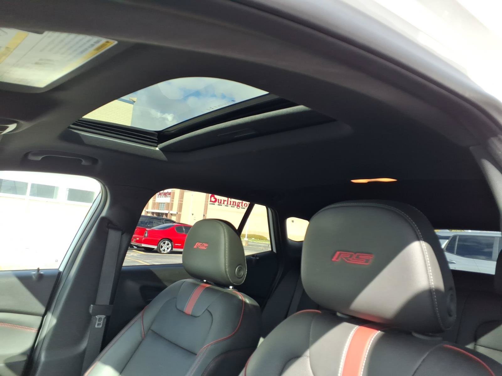 Used 2025 Chevrolet Trax RS w/ Sunroof Package FWD image 25