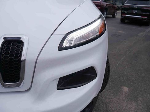 Used 2018 Jeep Cherokee Latitude Plus AWD/4WD image 21