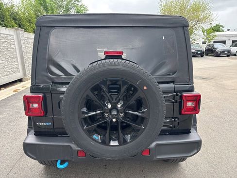 Used 2023 Jeep Wrangler Unlimited Sahara w/ Cold Weather Group AWD/4WD image 6