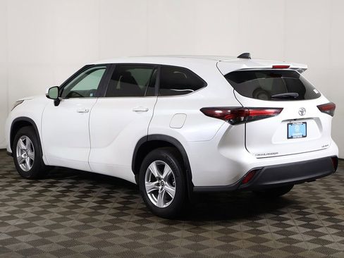 Used 2024 Toyota Highlander LE image 8