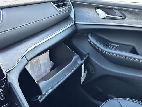 New 2025 Jeep Grand Cherokee L Limited w/ Black Appearance Package image 18