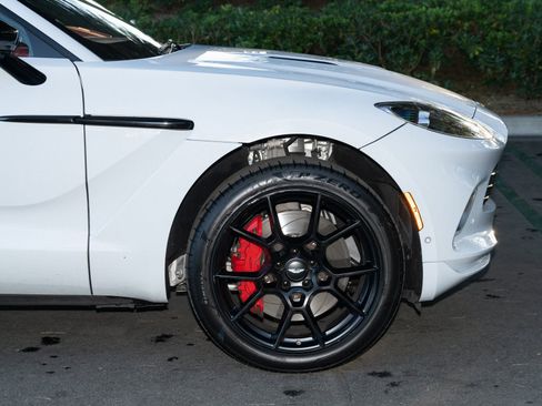 Used 2022 Aston Martin DBX image 23