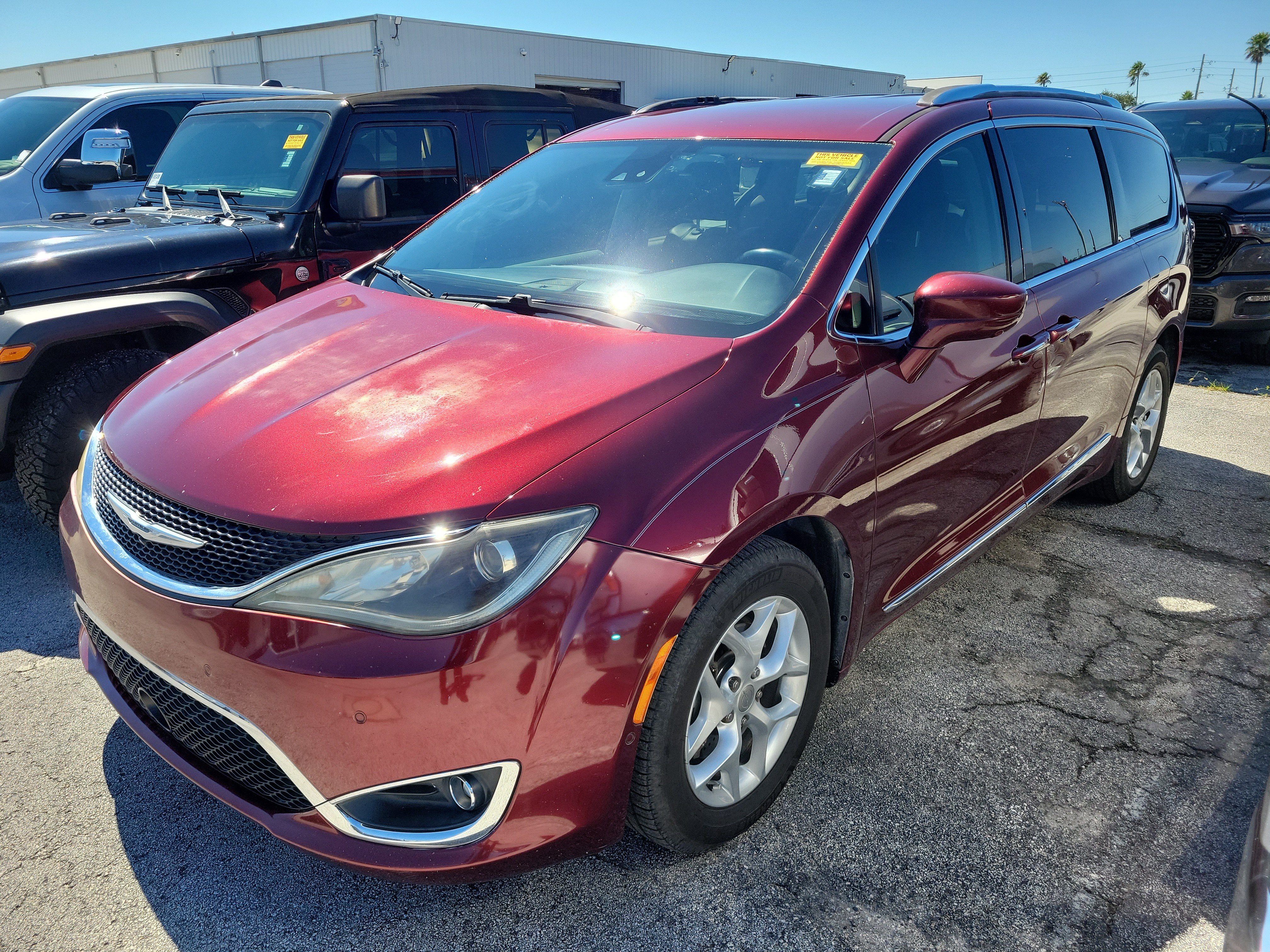 Used 2017 Chrysler Pacifica Touring-L Plus w/ Advanced Safetytec Group FWD image 10