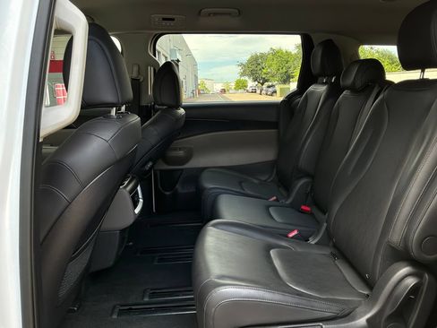Used 2026 Kia Carnival FWD image 12