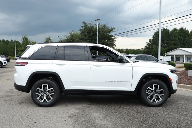 New 2027 Jeep Grand Cherokee Laredo X RWD image 4