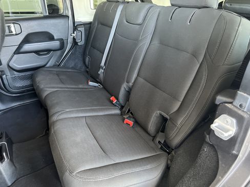Used 2019 Jeep Wrangler Unlimited Sahara AWD/4WD image 9