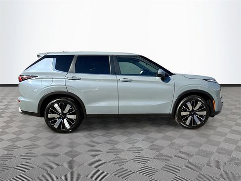 New 2026 Mitsubishi Outlander SE image 4