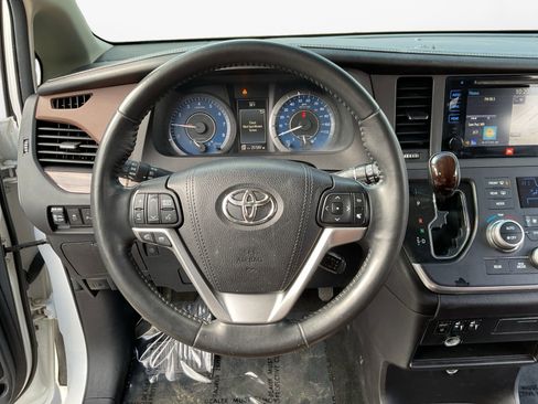 Used 2015 Toyota Sienna Limited image 12