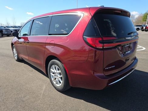 Used 2023 Chrysler Pacifica Touring-L image 15