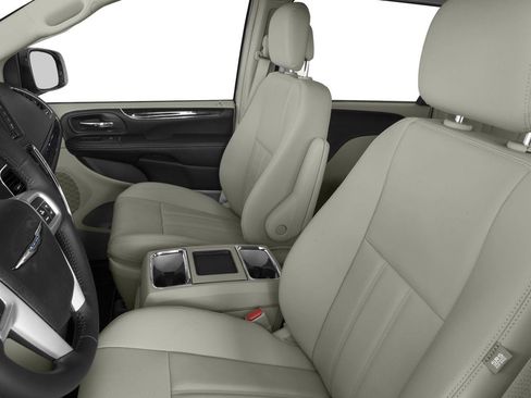 Used 2016 Chrysler Town & Country Touring w/ Driver Convenience Group FWD image 4