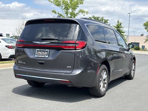 Used 2022 Chrysler Pacifica Touring-L AWD/4WD image 3