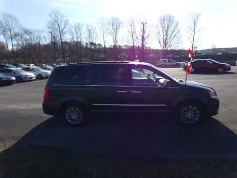 Used 2013 Chrysler Town & Country Touring-L w/ Driver Convenience Group image 3
