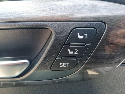 Used 2024 Toyota Highlander Limited FWD image 31