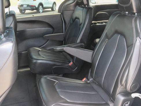 Used 2025 Chrysler Pacifica Select FWD image 13