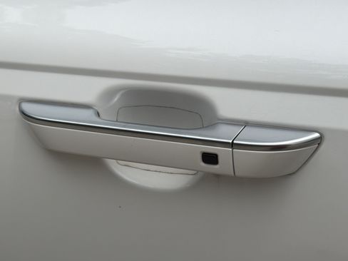 Used 2024 Kia Carnival EX FWD image 32
