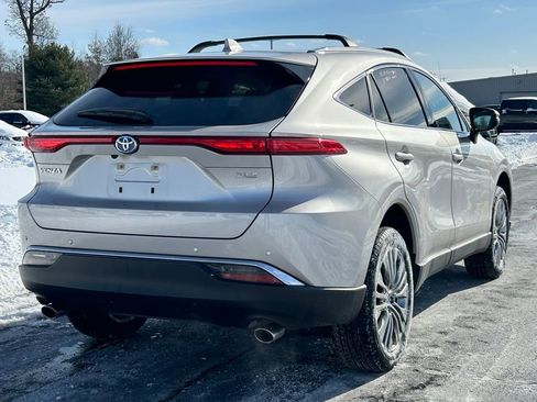 Used 2024 Toyota Venza XLE image 7