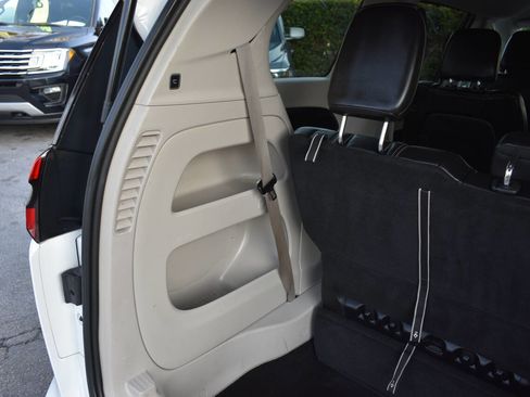 Used 2023 Chrysler Pacifica Touring-L image 12