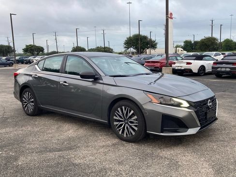 Used 2025 Nissan Altima 2.5 SV FWD image 2