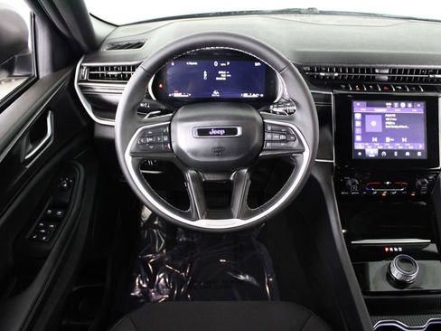 Used 2025 Jeep Grand Cherokee Laredo image 6