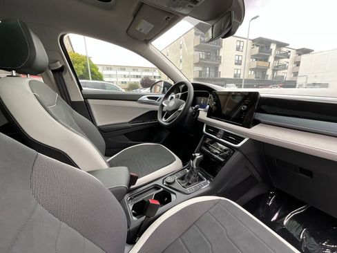New 2025 Volkswagen Taos SE image 17