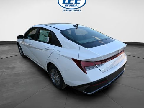 Certified 2025 Hyundai Elantra SE FWD image 3
