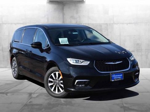 Used 2024 Chrysler Pacifica Select image 2