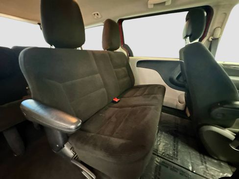 Used 2016 Dodge Grand Caravan American Value Package w/ UConnect Hands-Free Group FWD image 14