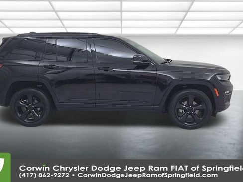 Certified 2023 Jeep Grand Cherokee Limited w/ Black Appearance Package image 17