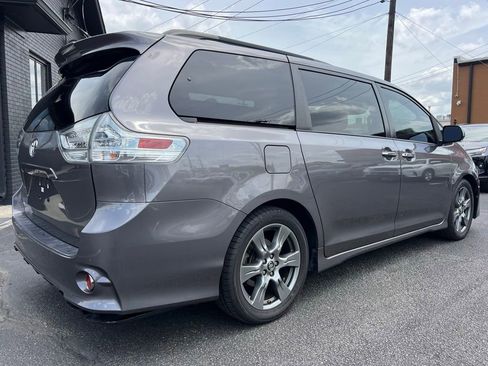 Used 2020 Toyota Sienna SE Premium image 5