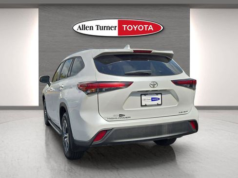 Used 2024 Toyota Highlander XLE image 9