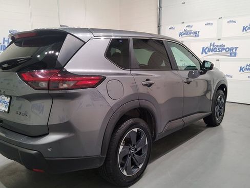 Used 2024 Nissan Rogue SV image 3