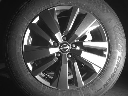 Used 2025 Nissan Pathfinder SV image 14