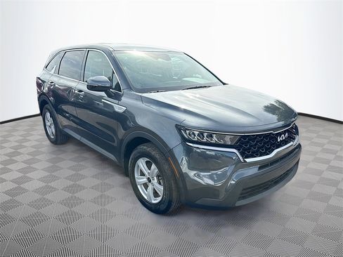 Used 2023 Kia Sorento LX image 4