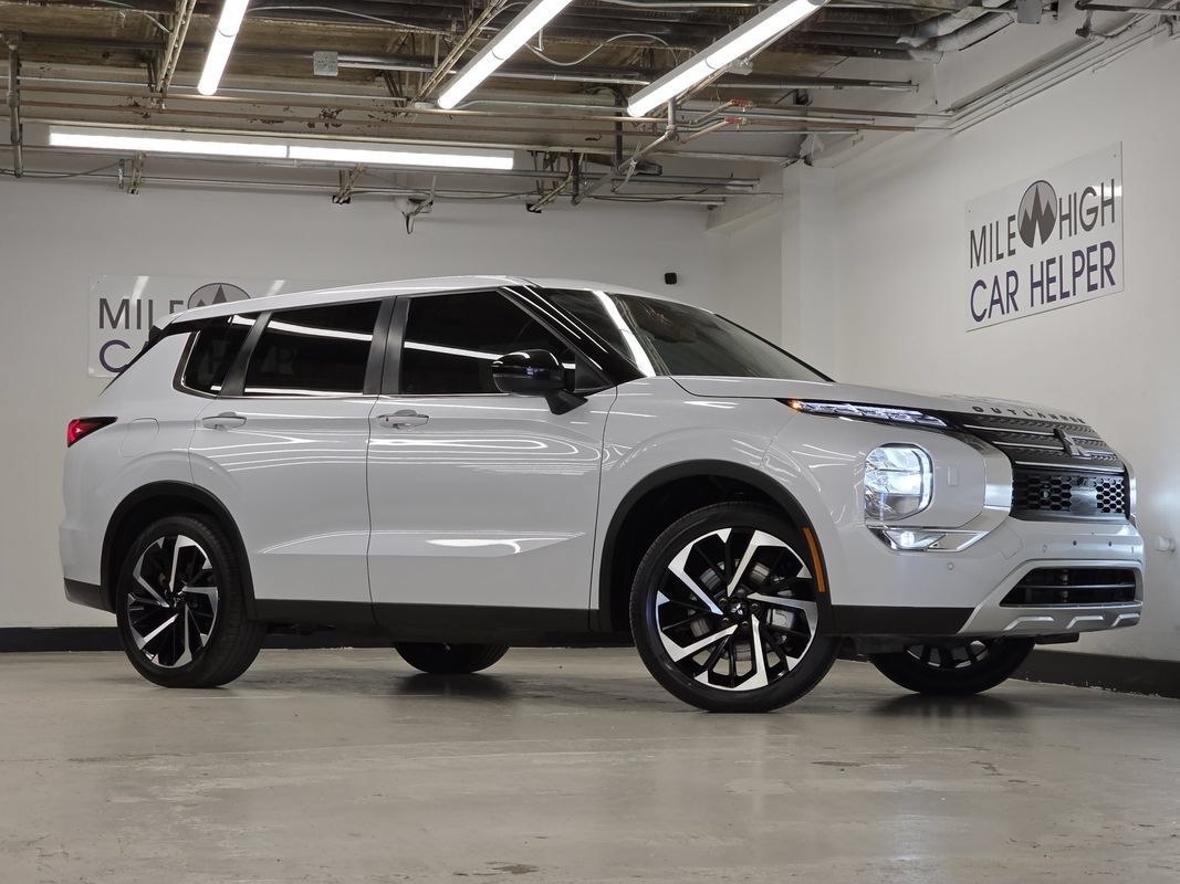 Used 2024 Mitsubishi Outlander AWD image 1