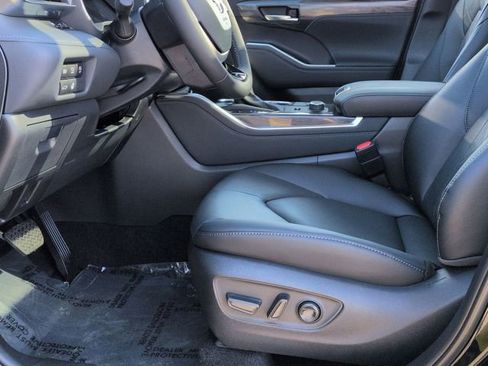 Used 2026 Toyota Highlander Platinum image 13