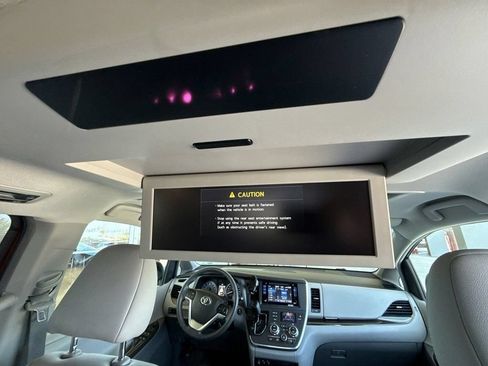Used 2016 Toyota Sienna XLE Premium FWD image 21