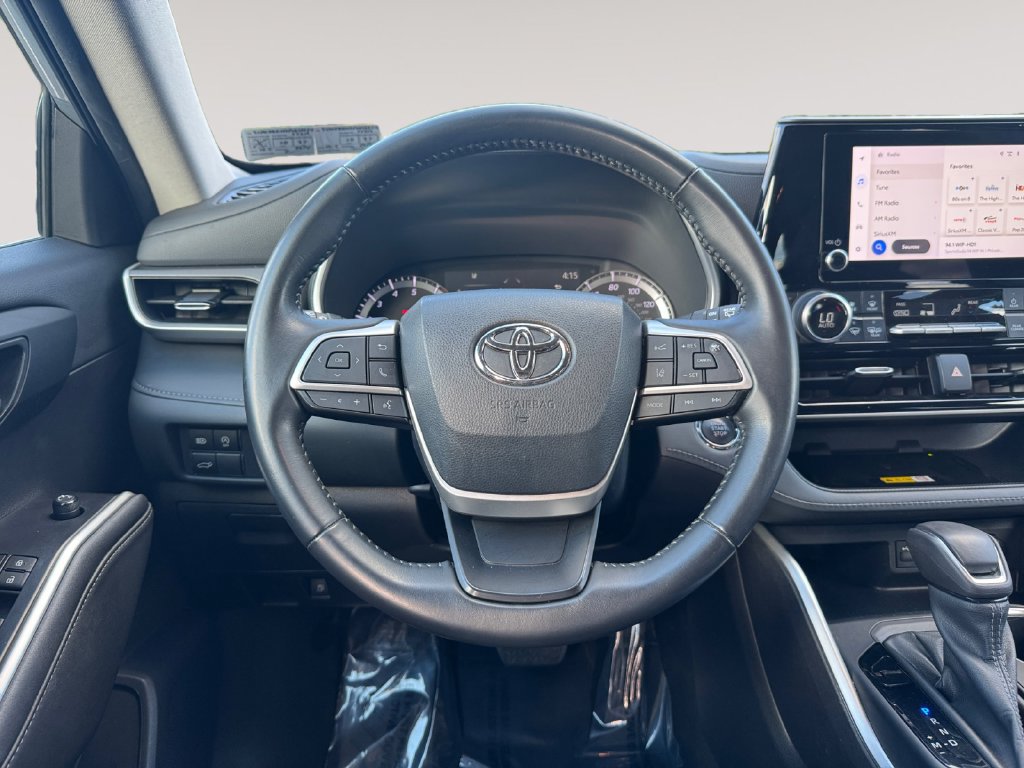 Used 2023 Toyota Highlander XLE AWD/4WD image 12