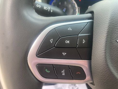 Used 2023 Chrysler Pacifica Touring-L FWD image 26