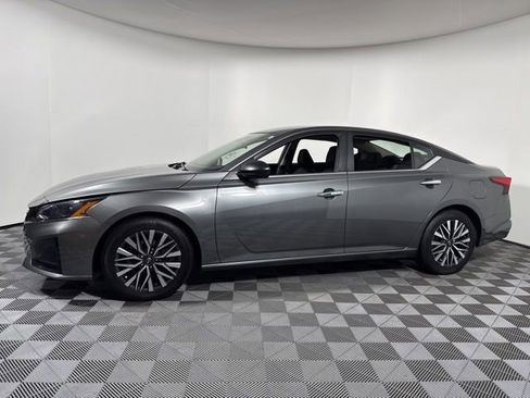 Used 2025 Nissan Altima 2.5 SV FWD image 13
