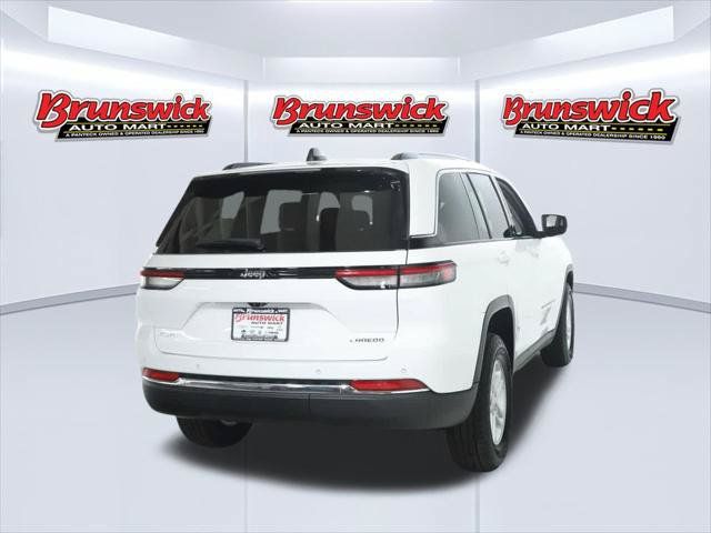 Used 2023 Jeep Grand Cherokee Laredo AWD/4WD image 47