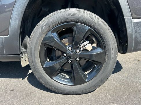 Used 2020 Jeep Cherokee Latitude Plus FWD image 31