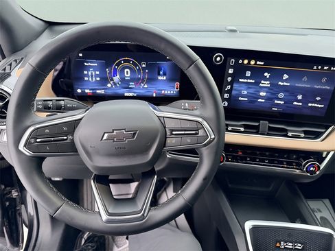 Used 2025 Chevrolet Equinox ACTIV w/ Safety and Technology Package image 17