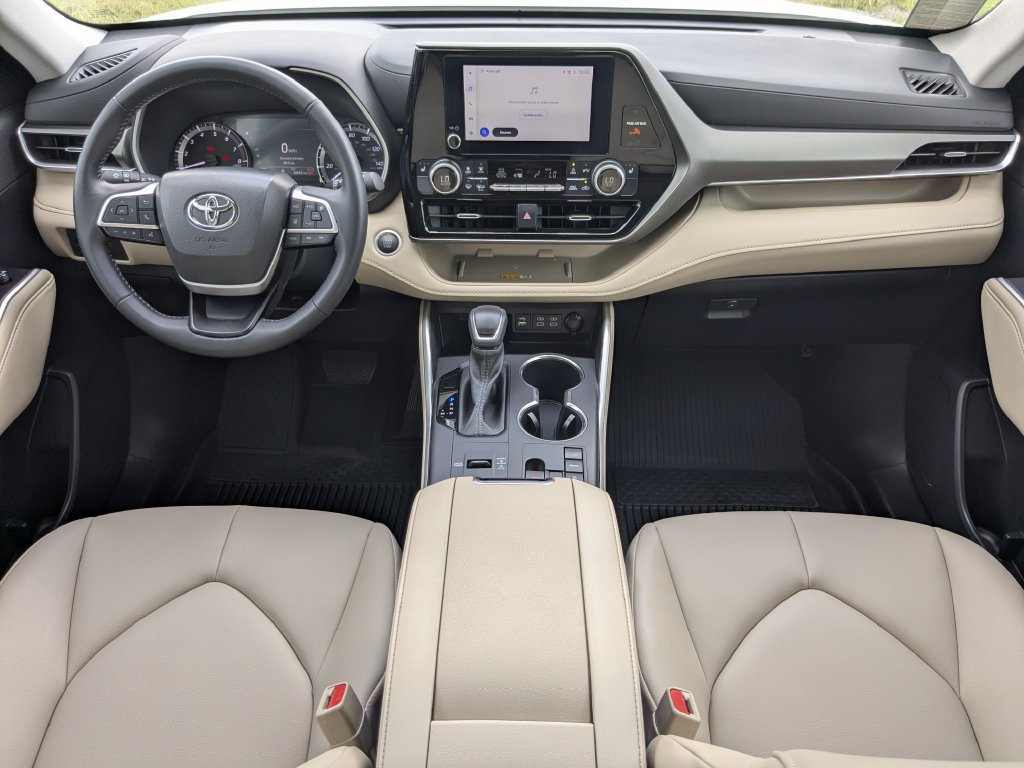 Used 2024 Toyota Highlander XLE FWD image 18